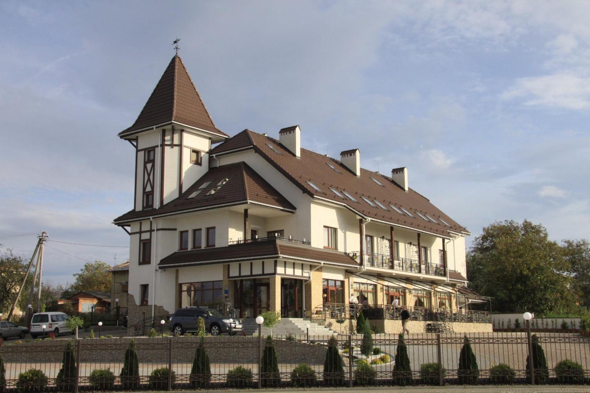 Status Hotel Malekhuv Exterior foto