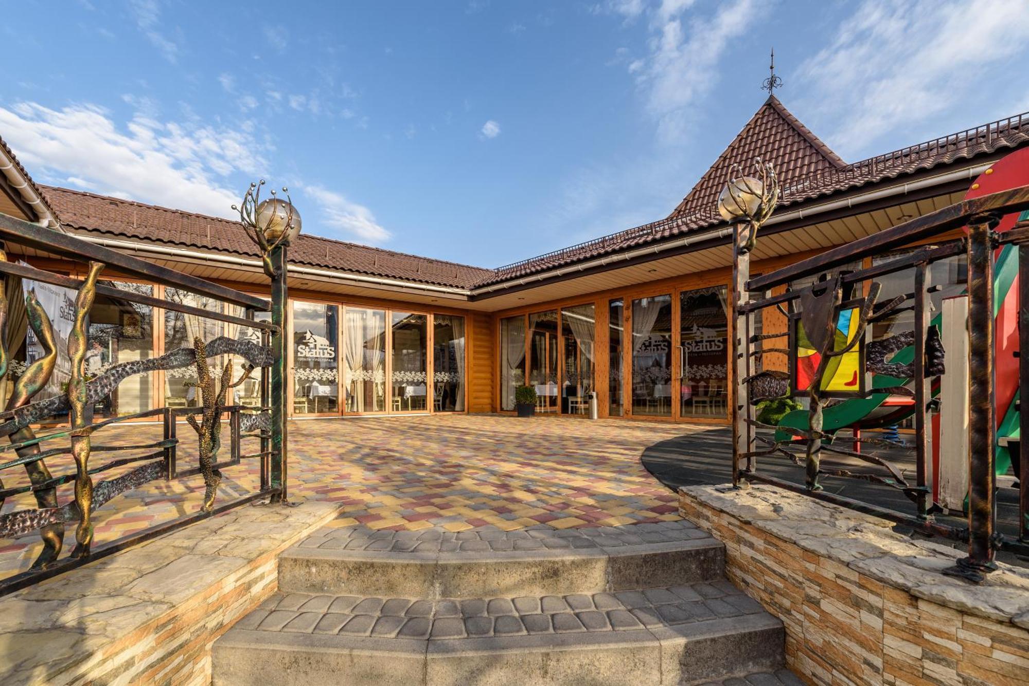 Status Hotel Malekhuv Exterior foto